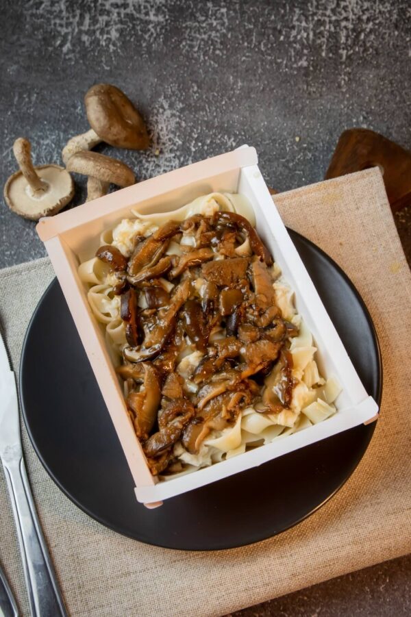 MACARRÃO AO MOLHO BRANCO COM SHITAKE - VEGETARIANO